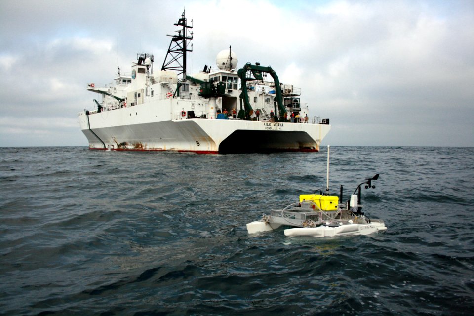 US Navy 090814-N-0000X-001 The Office of Naval Research small waterplane area twin-hull oceanographic research ship R-V Kilo Moana takes part in the second Radiance in a Dynamic Ocean (RaDyO) program