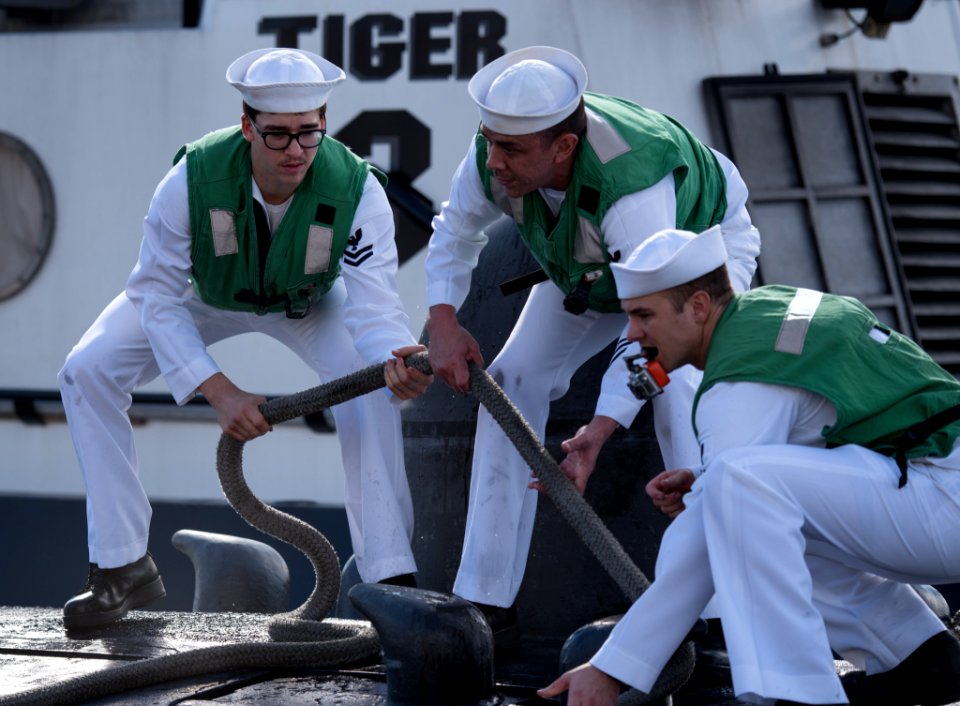 USS Buffalo Returns from deployment in time for Christmas 161223-N-KC128-0216