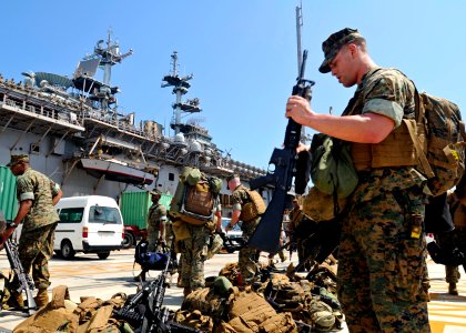 US Navy 090813-N-9950J-248 Marines of the 31st Marine Expeditionary Unit Battalion Landing Team, Third Battalion, Fifth Marines, debark Essex after exercise Talisman Saber 2009