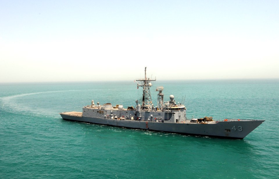 US Navy 090816-N-3659B-038 The Oliver Hazard Perry-class guided-missile frigate USS Thach (FFG 43) transits the Persian Gulf