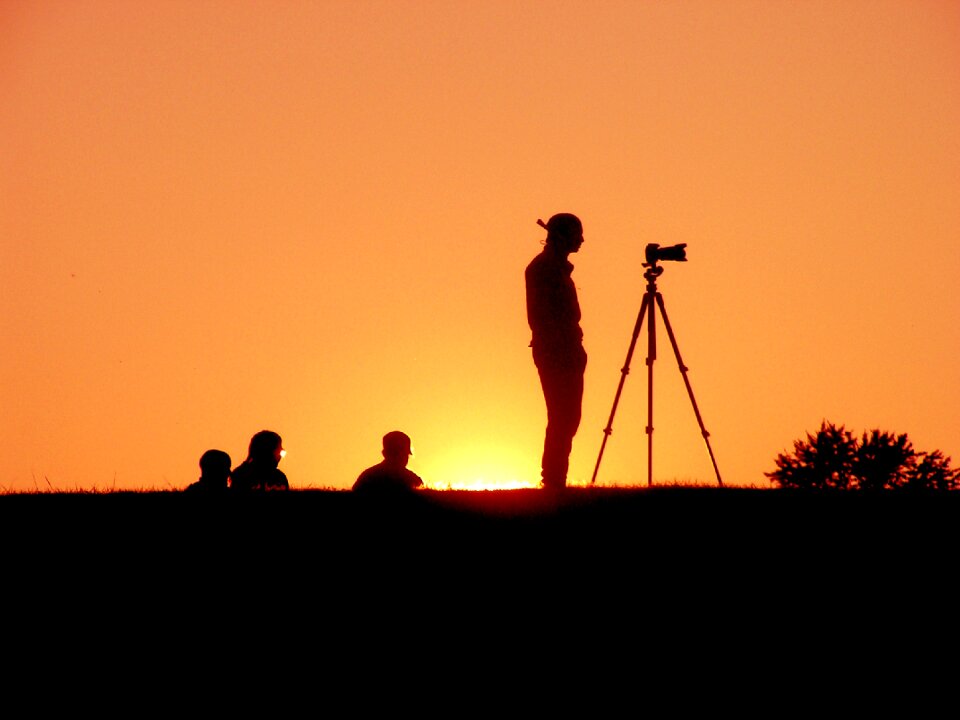 Silhouettes photographer sun