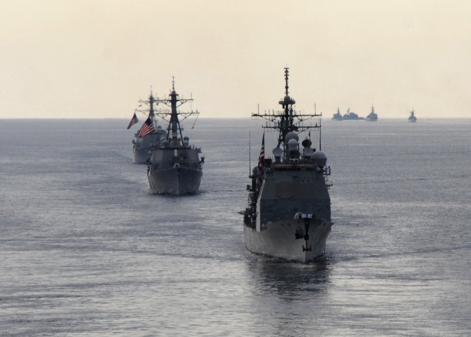 US Navy 090819-N-1644H-286 he guided missle cruiser USS Cowpens (CG 63), the guided missle destroyers USS Fitzgerald (DDG 62) and USS Mustin (DDG 89) are underway in formation behind the aircraft carrier USS George Washington (