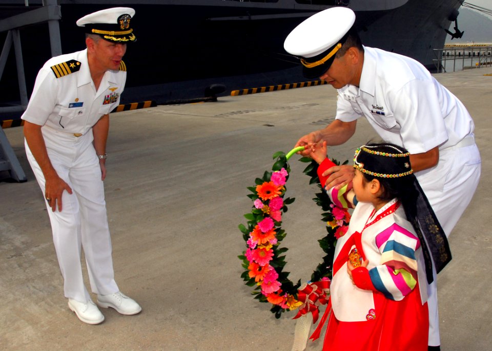 US Navy 090814-N-9573A-009 Capt. Thom W. Burke, commanding officer of the amphibious command ship USS Blue Ridge (LCC 19)