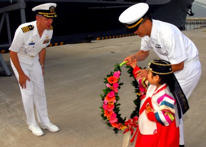 US Navy 090814-N-9573A-009 Capt. Thom W. Burke, commanding officer of the amphibious command ship USS Blue Ridge (LCC 19)