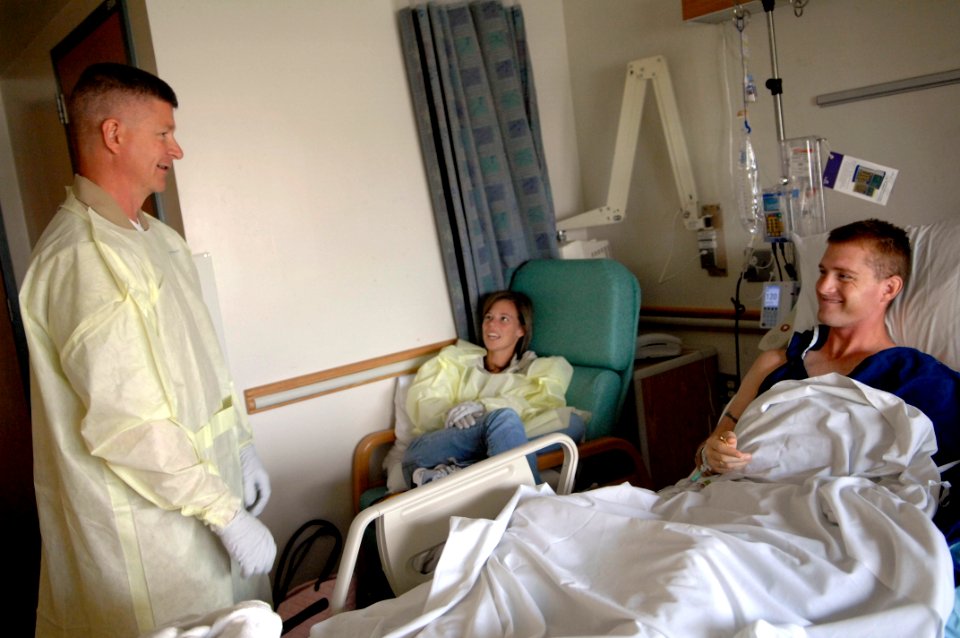 US Navy 090819-N-9818V-049 Master Chief Petty Officer of the Navy (MCPON) Rick West talks with U.S. Marine Corps Cpl. Justin Halfhill from Chesire, Ohio at National Naval Medical Center
