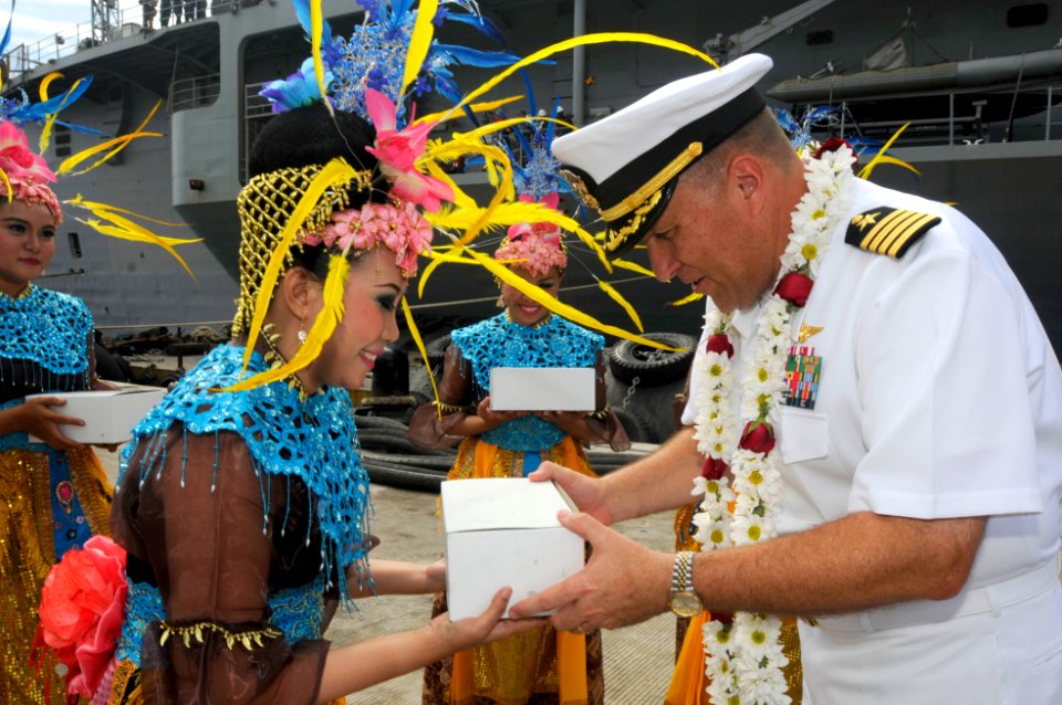 USS Blue Ridge arrives in Jakarta. (9043148393)