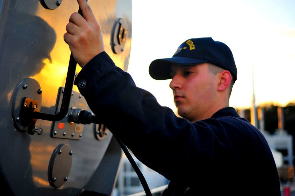 USS Blue Ridge action 150302-N-NM917-117