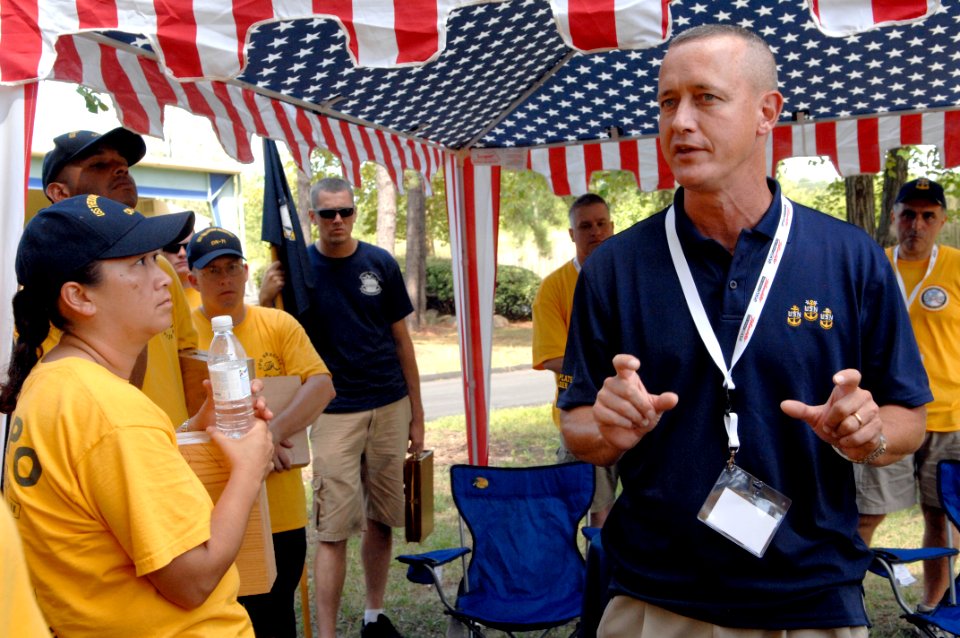 US Navy 090829-N-9818V-399 Force Master Chief Jeff Garrison addresses chief petty officer selects during a chief petty officer (CPO) leadership breakout session at King's Dominion