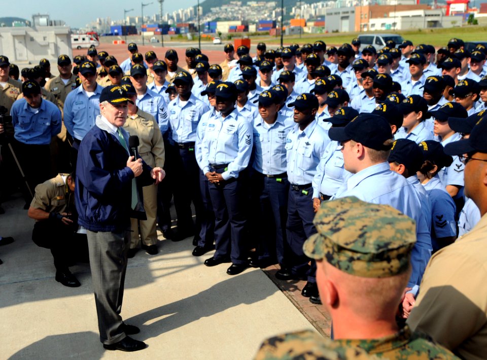 US Navy 090829-N-7280V-366 Secretary of the Navy (SECNAV) the Honorable Ray Mabus addresses Sailors