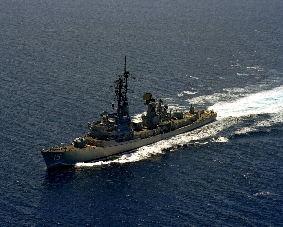 USS Berkeley (DDG-15) underway in the Pacific Ocean on 2 August 1984 (6392223)