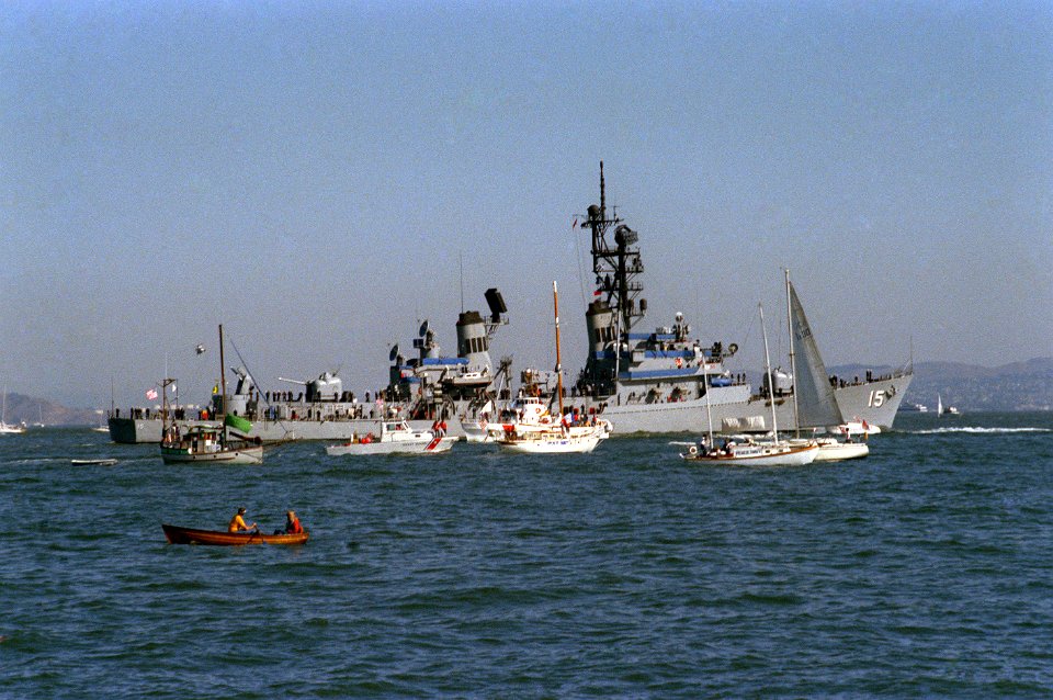 USS Berkeley (DDG-15) underway in San Francisco Bay, California (USA), on 12 October 1985 (6404396)