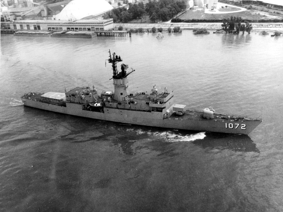 USS Blakely (DE-1072) underway off New Orleans, Louisiana (USA), on 29 June 1970 (NH 74028)