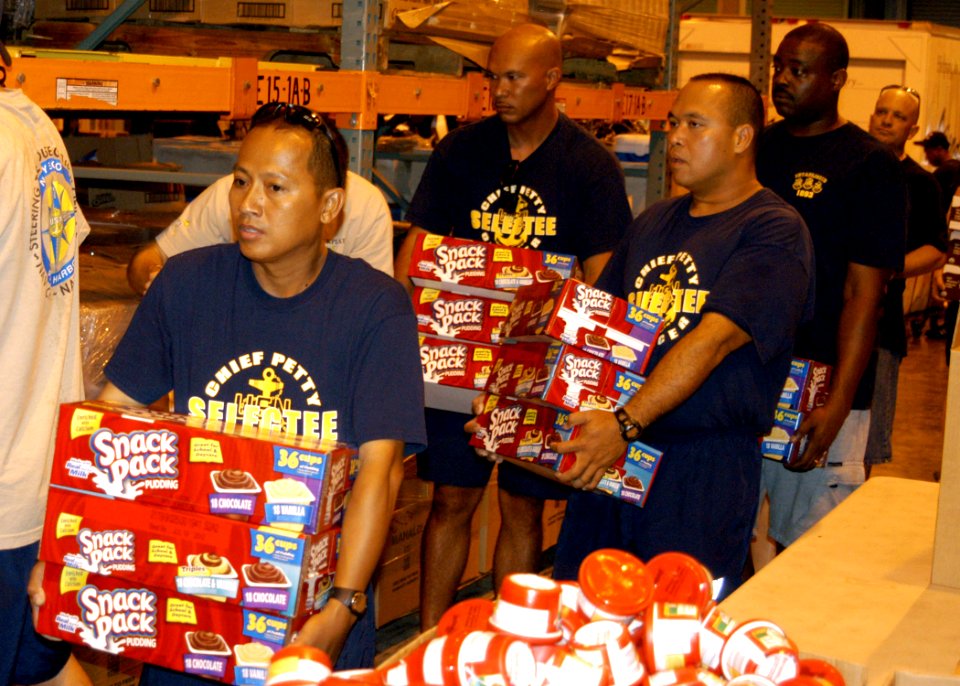 US Navy 090905-N-0641S-036 Chief petty officers and 2009 Chief petty officer selects from commands at Naval Station Pearl Harbor volunteer at the Hawaii Foodbank