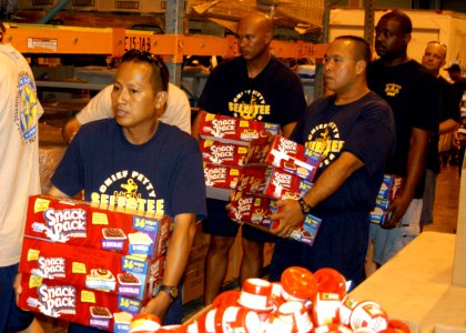 US Navy 090905-N-0641S-036 Chief petty officers and 2009 Chief petty officer selects from commands at Naval Station Pearl Harbor volunteer at the Hawaii Foodbank photo