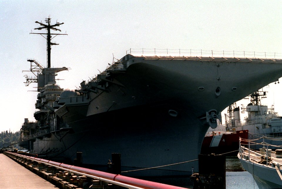 USS Bennington (CVS-20) laid up at Bremerton 1990