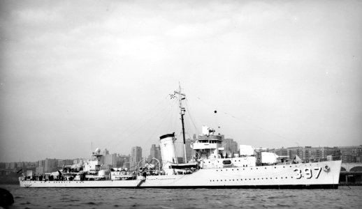 USS Benham (DD-397) anchored off New York City (USA), in 1939 (NH 81173)