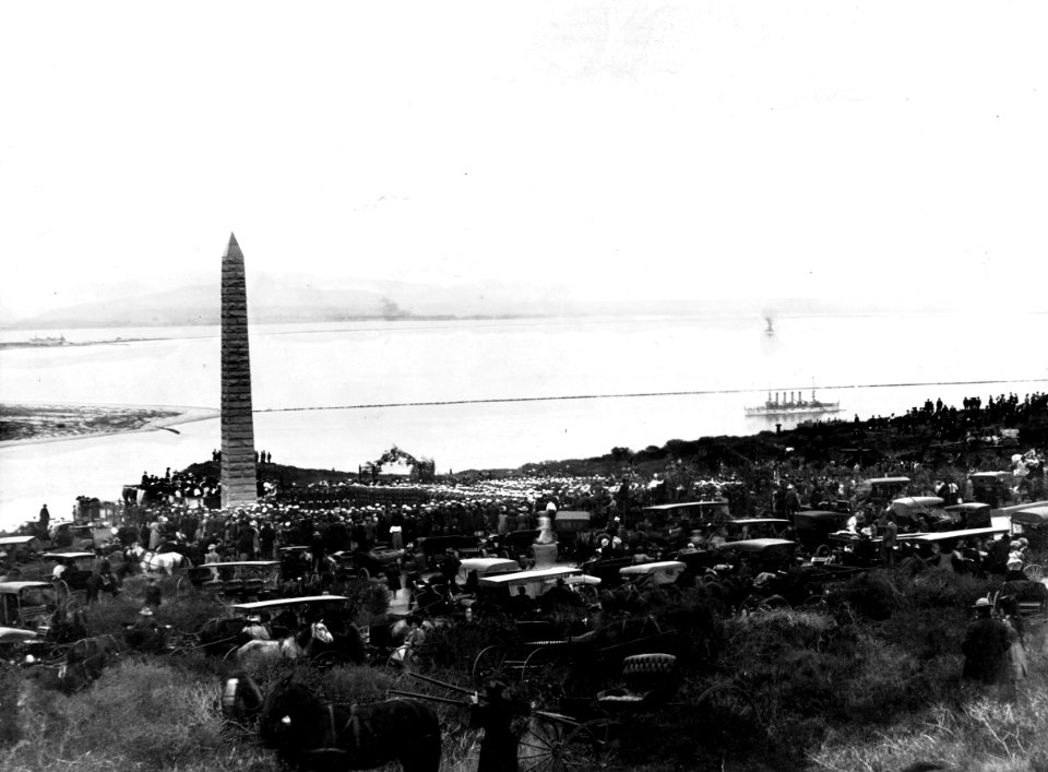 USS Bennington Monument dedication at Fort Rosecrans, California (USA), on 7 January 1908 (NH 82136)