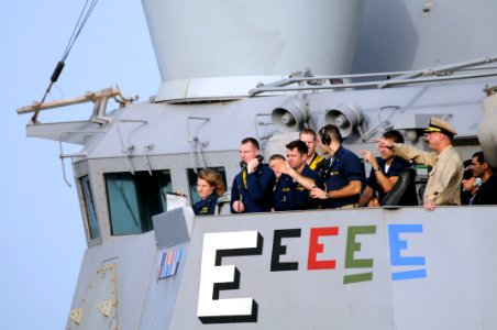 US Navy 090906-N-9132C-188 ailors aboard the Arleigh Burke-class guided-missile destroyer USS Gridley (DDG 101) stand in the crow's nest during a fueling at sea with the aircraft carrier USS Ronald Reagan (CVN 76)