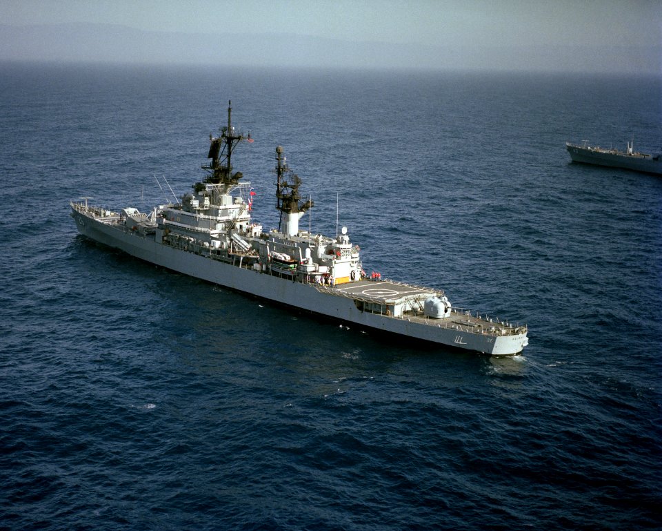 USS Belknap (CG-26) underway on 1 July 1987 (6417545)