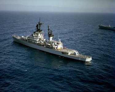 USS Belknap (CG-26) underway on 1 July 1987 (6417545)