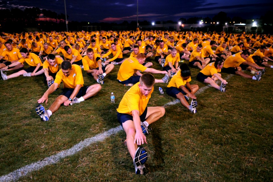 US Navy 090909-N-5328N-078 Hundreds of staff and students from the Center for Information Dominance Corry Station stretch to loosen up following a 30-minute pre-sunrise run at Corry Station