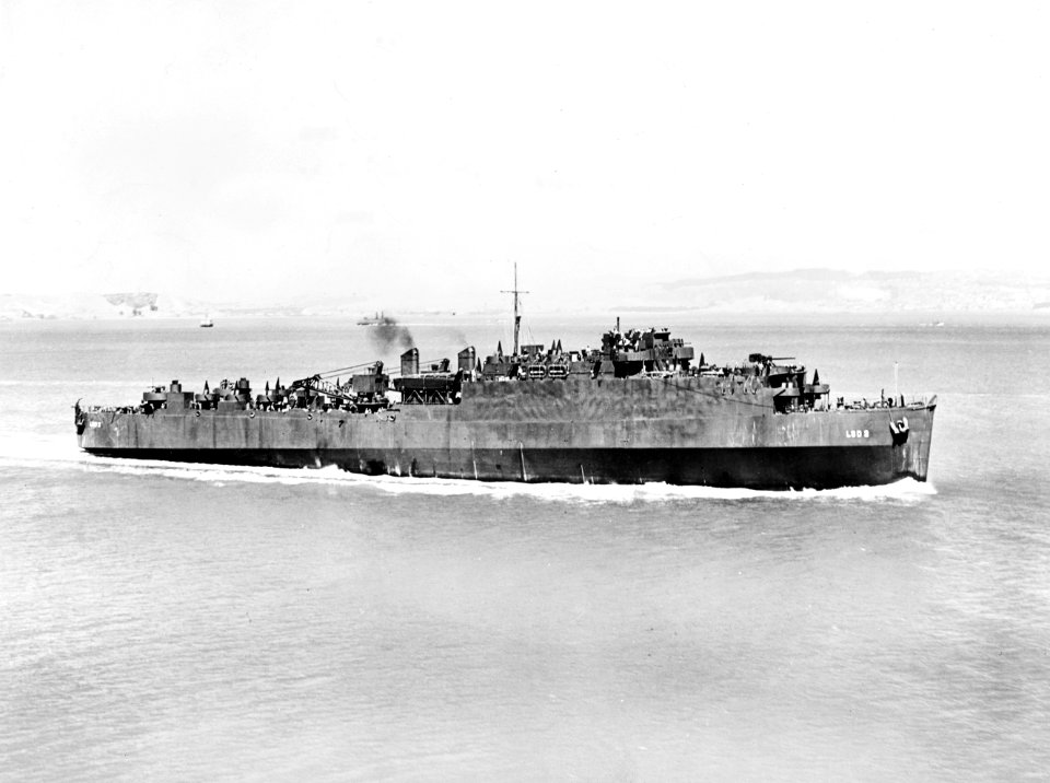 USS Belle Grove (LSD-2) underway in San Francisco Bay (USA) on 16 August 1943 (NH 107618)