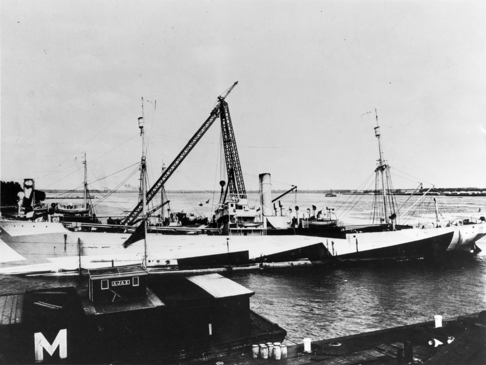 USS Bath - 19-N-6737