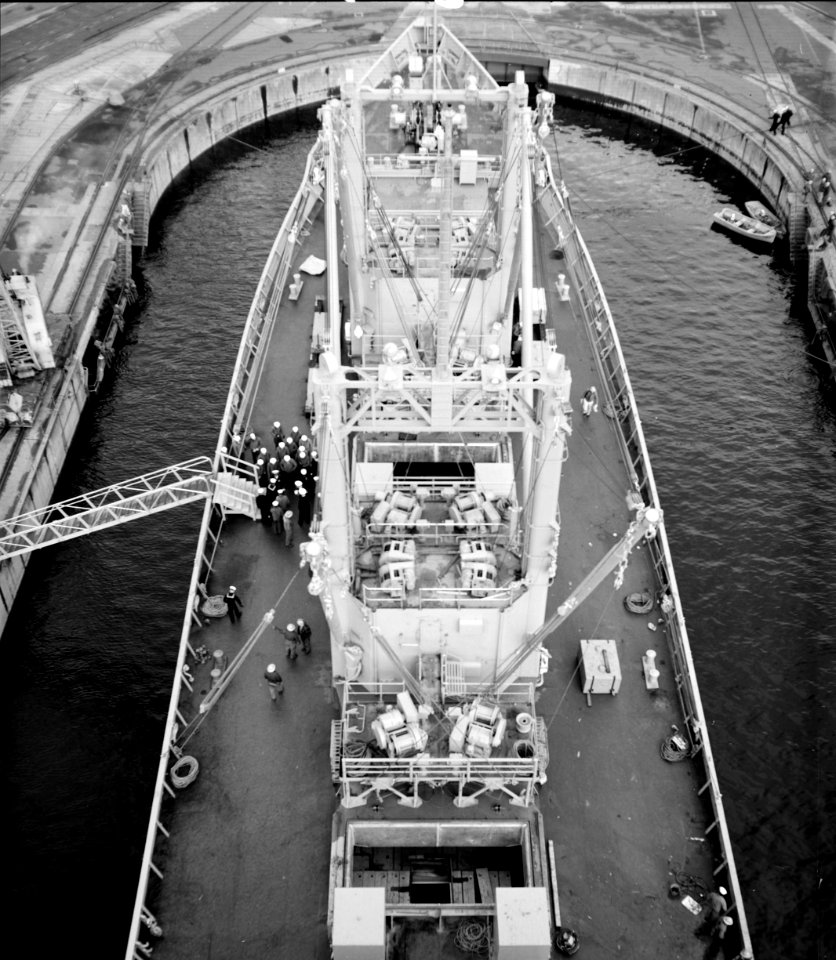 USS Bellatrix (AF-62) at the Puget Sound Naval Shipyard, Washington (USA), on 18 November 1961, view forward (6928434)
