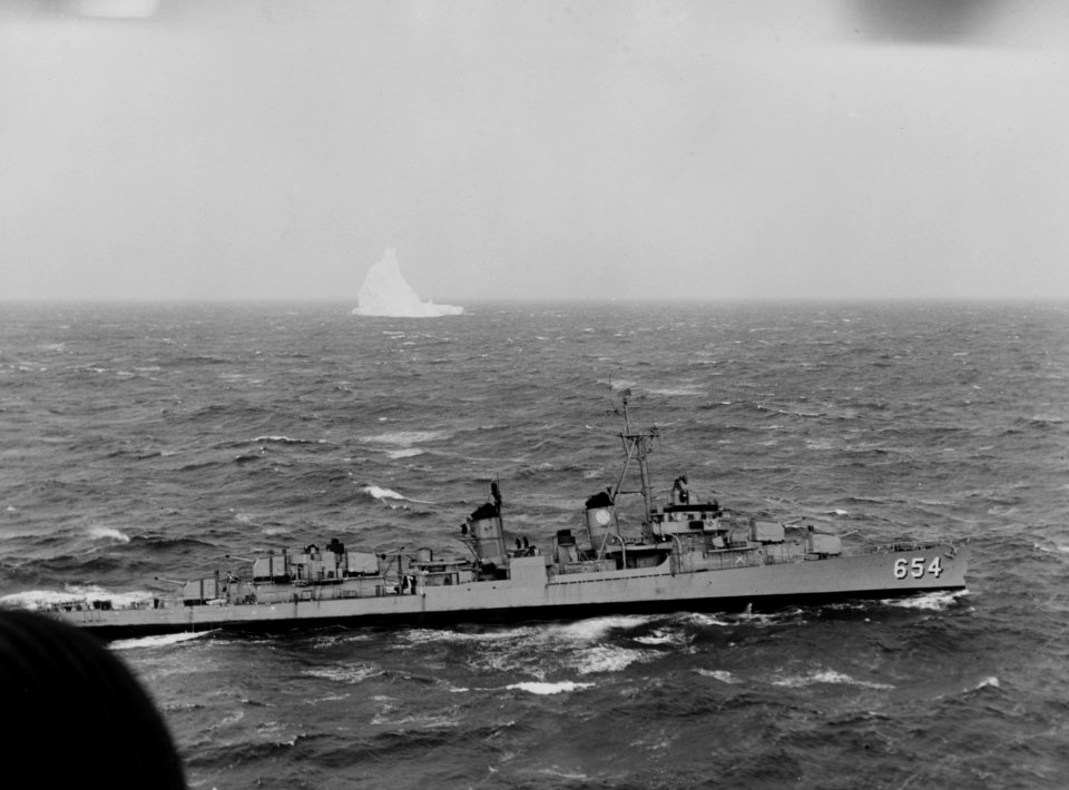 USS Bearss (DD-654) in the South Atlantic on 5 September 1958 (NH 107202)