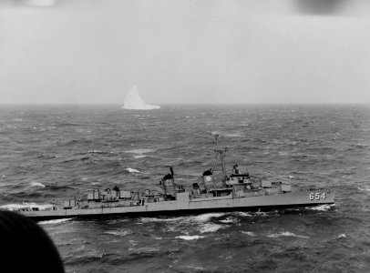 USS Bearss (DD-654) in the South Atlantic on 5 September 1958 (NH 107202)