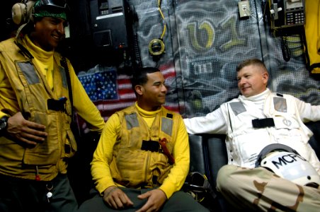 US Navy 090913-N-9818V-459 Master Chief Petty Officer of the Navy (MCPON) Rick West meets with Sailors during his tour of the aircraft carrier USS Ronald Reagan (CVN 76)