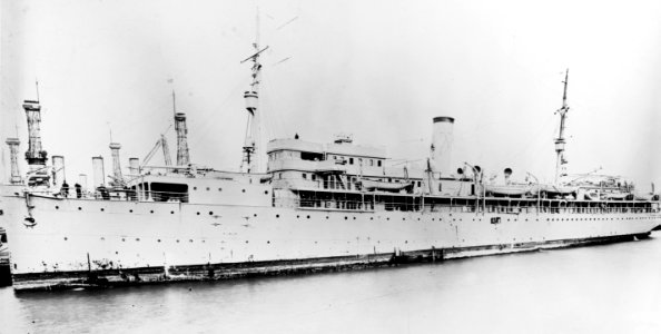 USS Beaver (AS-5) at the Philadelphia Naval Shipyard, Pennsylvania (USA), in 1920 (NH 95179)