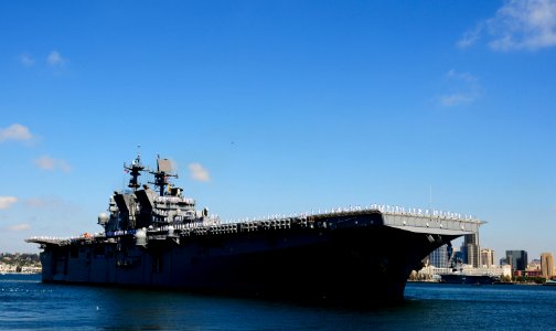 US Navy 090914-N-6597H-036 The amphibious assault ship USS Makin Island (LHD 8) pulls into her new homeport of San Diego