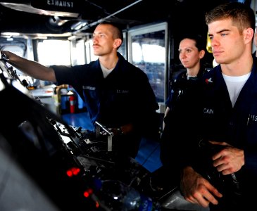 US Navy 090916-N-5345W-121 Operations Specialist 2nd Class Jake Cain mans the helm of the amphibious dock landing ship USS Fort McHenry (LSD 43)