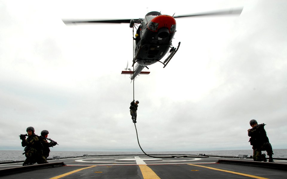 US Navy 090916-N-2821G-067 Peruvian special forces fast rope onto the flight deck of the Peruvian Navy frigate BAP Quiones (FM 58) during the multinational training exercise Fuerzas Aliadas (FA)PANAMAX 2009