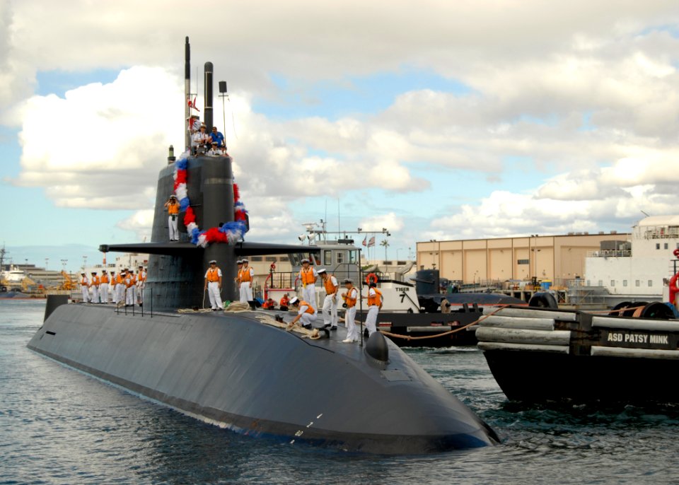 US Navy 090917-N-2560G-045 Japan Maritime Self-Defense Force (JMSDF) Oyashio-class submarine Yaeshio (SS 598) arrives at Naval Station Pearl Harbor for an annual training exercise