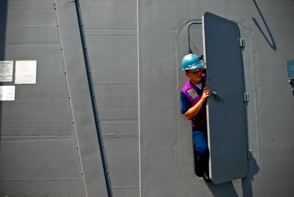 US Navy 090919-N-8590G-012 A Sailor looks out to the underway replenishment station aboard the amphibious transport dock ship USS Mesa Verde (LPD 19) during a replenishment at sea
