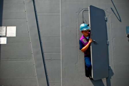 US Navy 090919-N-8590G-012 A Sailor looks out to the underway replenishment station aboard the amphibious transport dock ship USS Mesa Verde (LPD 19) during a replenishment at sea