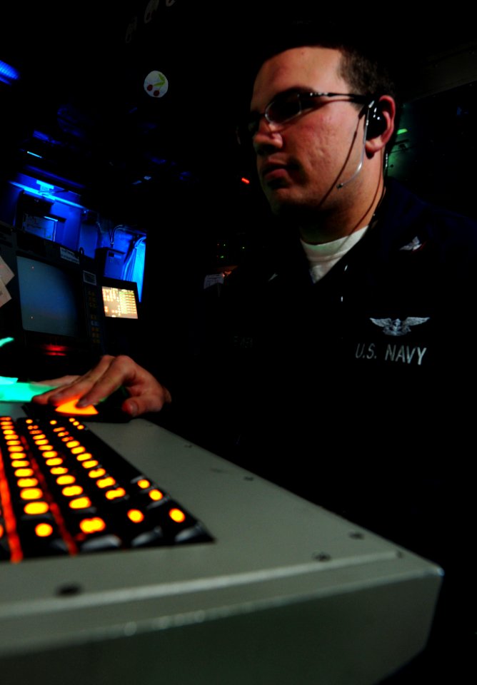 US Navy 090919-N-9928E-066 Air Traffic Controller 3rd Class Dennis Vanleeuwen, from Jacksonville, Fla., mans an approach station in the air traffic control center