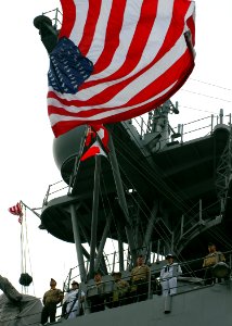 US Navy 090918-N-8607R-031 Sailors and Marines man the rails of the amphibious dock landing ship USS Rushmore (LSD 47)