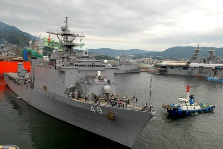 US Navy 090923-N-6692A-026 The Navy's forward-deployed amphibious dock landing ship USS Harpers Ferry (LSD 49) pulls out from Sasebo