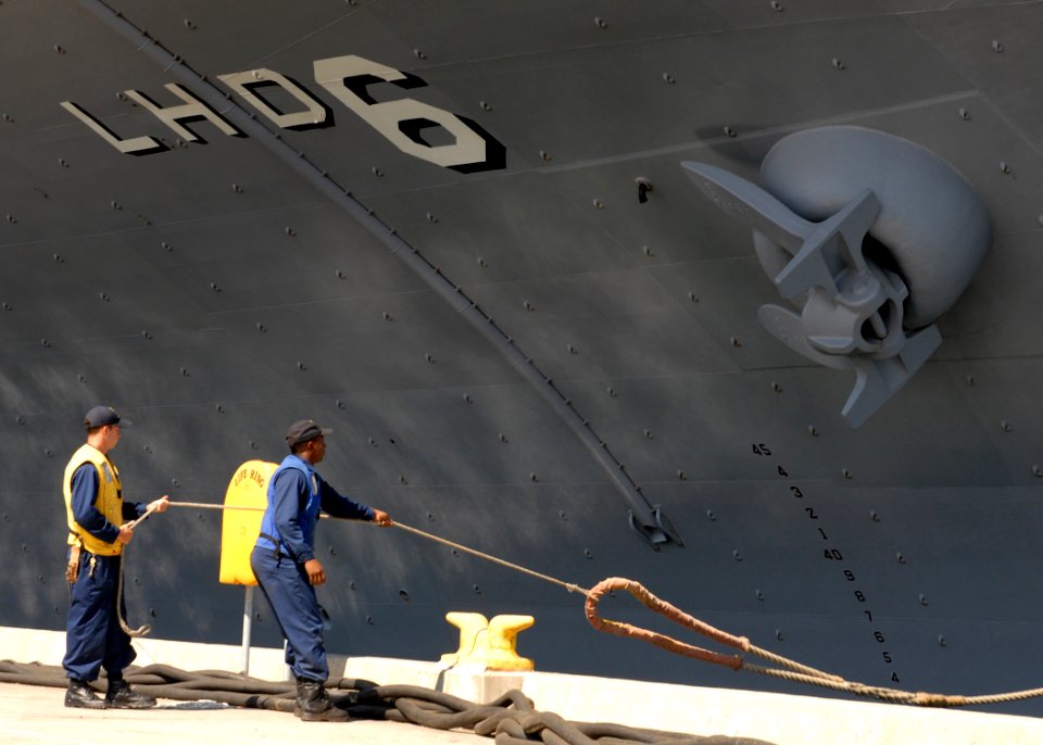 US Navy 090924-N-8283S-179 Sailors assigned to the amphibious transport dock USS New Orleans (LPD 18) handle lines while the amphibious assault ship USS Bonhomme Richard (LHD 6) gets underway