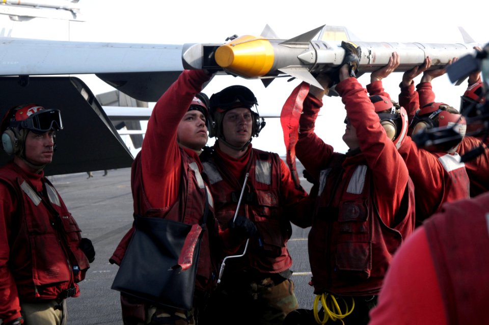 US Navy 090927-N-3038W-676 Aviation Ordnanceman assigned to the Black Aces of Strike Fighter Squadron (VFA) 41 remove an AIM-9X Sidewinder missile from the wingtip ordnance mount of an F-A-18 E-F Super Hornet