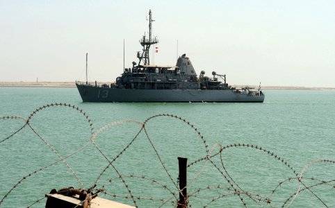 US Navy 090929-N-7088A-104 The mine countermeasures ship USS Dextrous (MCM 13) approaches the Iraqi navy pier in Umm Qasr, Iraq