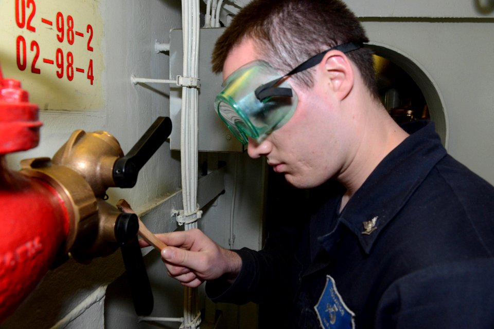 USS Bataan (LHD 5) 140508-N-JX484-008 (13956946287)