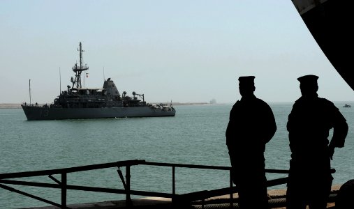 US Navy 090929-N-7088A-102 Two Iraqi navy sailors watch as the mine countermeasures ship USS Dextrous (MCM 13) approaches the Iraqi navy pier in Umm Qasr, Iraq