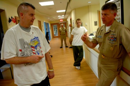 US Navy 091006-N-9818V-219 Master Chief Petty Officer of the Navy (MCPON) Rick West meets with U.S. Army Sgt. 1st Class Mattew Lane