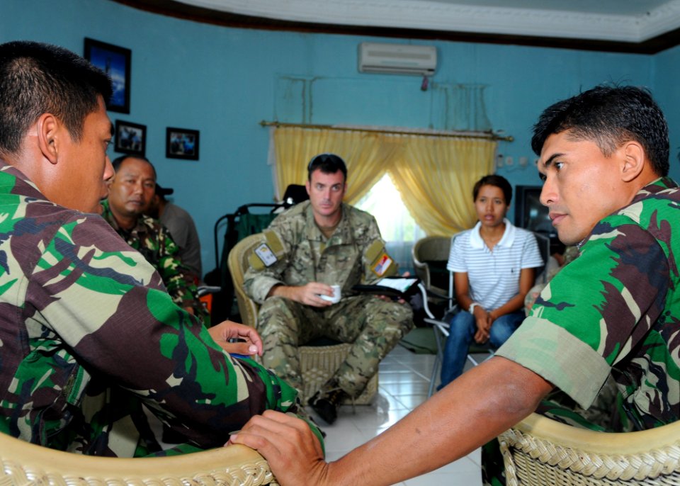 US Navy 091007-N-9950J-064 U.S. Air Force Maj. John Traxler, ground force commander for the 353rd Special Operations Group, meets with Indonesian army officers at Ta Bing Air Field