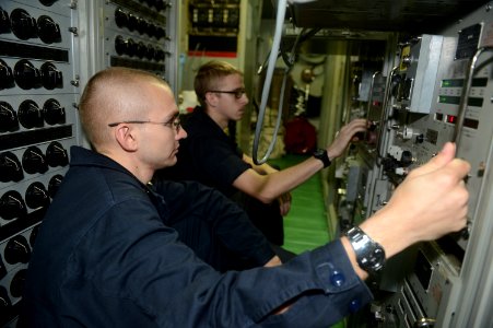 USS BATAAN (LHD 5) 140501-N-MW280-006 (13901111780)