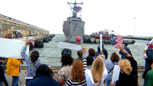 US Navy 091007-N-6764G-021 Family and friends await the arrival of the Norfolk-based guided-missile frigate USS Carr (FFG 52) photo